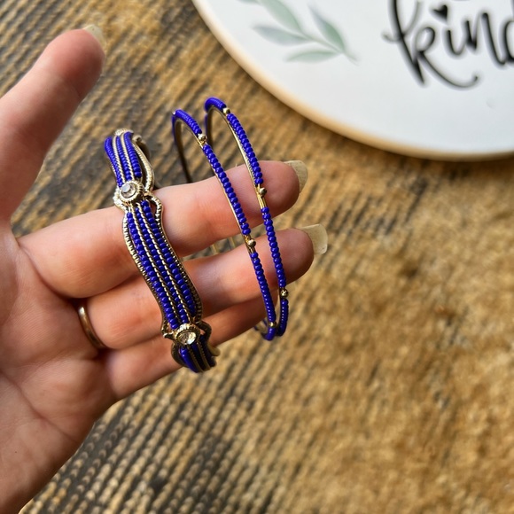 Beautiful set of 3 gold tone bracelets with blue beads - Picture 6 of 15